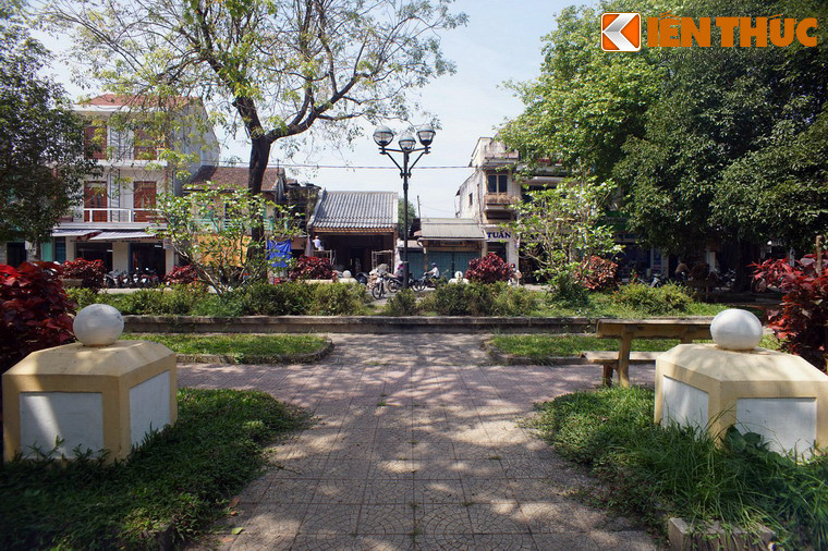 Là một học trò ham học, thông minh, trong kỳ thi Primaire (tốt nghiệp) năm 1908, Nguyễn Tất Thành là một trong 10 học trò giỏi nhất của trường, được thi vượt cấp vào lớp đệ nhị, niên học 1908 - 1909, ban Trung học hệ Thành chung, trường Quốc Học Huế.