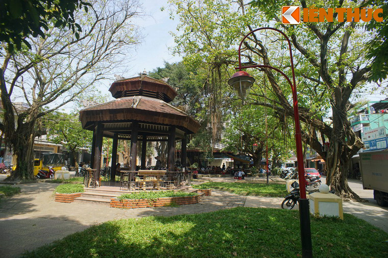 Tại ngôi trường này, các năm đầu học sinh được dạy bằng 3 thứ tiếng Pháp, Hán, Việt. Lên năm trên, tiếng Hán bị hạn chế. Các môn học gồm Pháp văn (chủ yếu), Quốc văn, Hán văn, Toán, Sử, Địa, Khoa học, Tập vẽ. Học sinh từ lớp ba trở lên đã nói được tiếng Pháp.