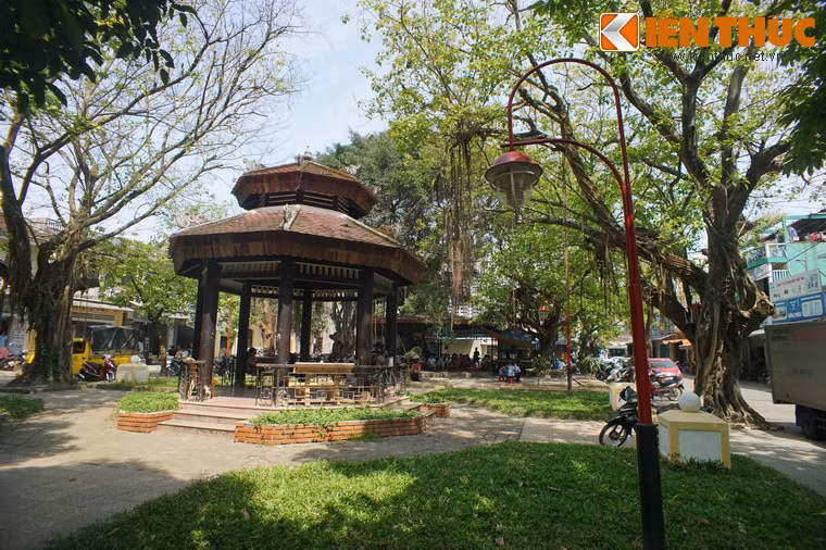 Tại ngôi trường này, các năm đầu học sinh được dạy bằng 3 thứ tiếng Pháp, Hán, Việt. Lên năm trên, tiếng Hán bị hạn chế. Các môn học gồm Pháp văn (chủ yếu), Quốc văn, Hán văn, Toán, Sử, Địa, Khoa học, Tập vẽ. Học sinh từ lớp ba trở lên đã nói được tiếng Pháp.