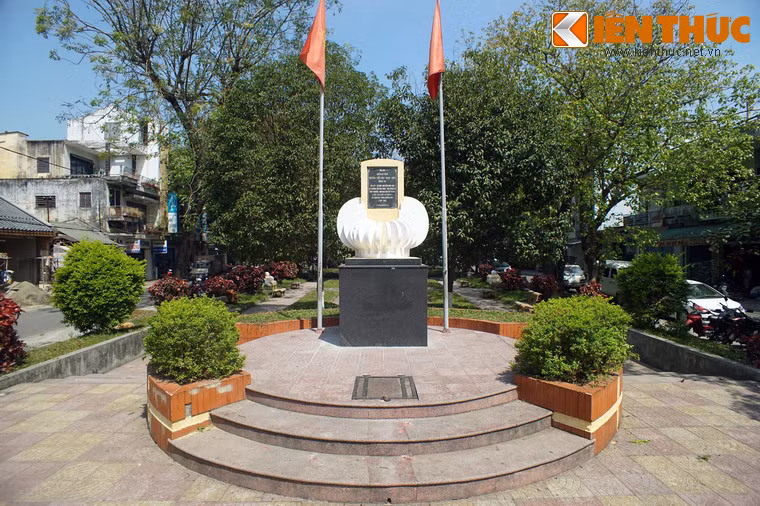 Hơn một thế kỷ trước, công viên này chính là nơi tọa lạc của trường Tiểu học Pháp - Việt Đông Ba, nơi Nguyễn Tất Thành (Chủ tịch Hồ Chí Minh) đã theo học những năm 1906 - 1908.