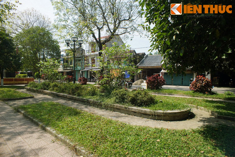 Nguyễn Tất Thành đã theo học ở trường Tiểu học Pháp - Việt Đông Ba niên khoá 1906 - 1907 (lớp nhì) và 1907 - 1908 (lớp nhất).