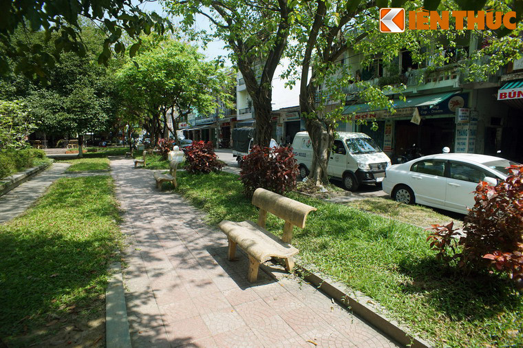 Trong thời gian học ở trường Tiểu học Pháp - Việt Đông Ba, Nguyễn Tất Thành cùng bạn bè tìm hiểu và khám phá sự trái ngược giữa thực tế cuộc sống với những điều trong sách vở, đặc biệt là khẩu hiệu “Tự do - Bình đẳng - Bác ái” mà thực dân Pháp đang rao giảng.