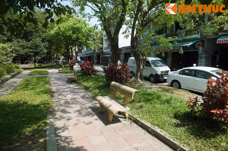 Trong thời gian học ở trường Tiểu học Pháp - Việt Đông Ba, Nguyễn Tất Thành cùng bạn bè tìm hiểu và khám phá sự trái ngược giữa thực tế cuộc sống với những điều trong sách vở, đặc biệt là khẩu hiệu “Tự do - Bình đẳng - Bác ái” mà thực dân Pháp đang rao giảng.