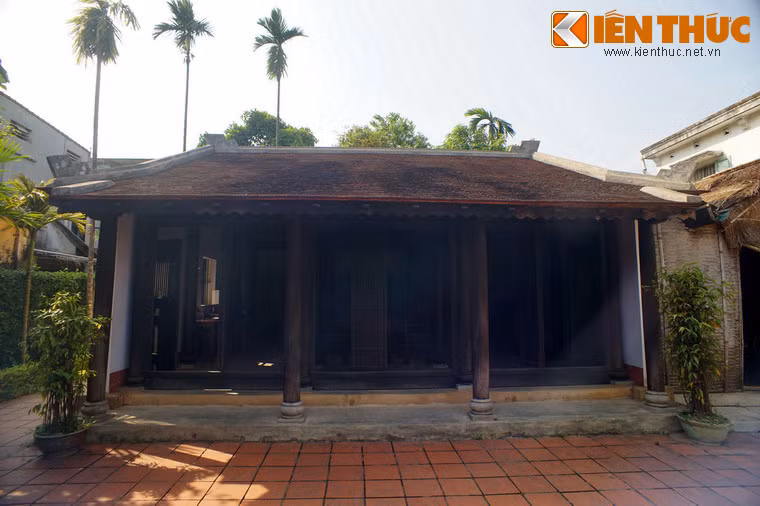 Ngôi nhà được xây bằng gỗ rộng ba gian, gồm bốn vài cột, kiến trúc theo kiểu nhà rường truyền thống của Huế mái lợp ngói liệt, tường bao quanh bằng gạch vồ. Đây là nơi Bác Hồ đã sống khi theo gia đình vào Huế lần thứ nhất, từ năm 1895 - 1901.