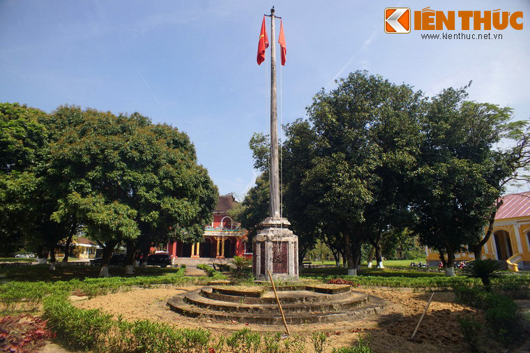 Chính giữa vườn có một cột cờ.