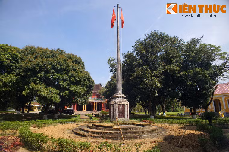 Chính giữa vườn có một cột cờ.