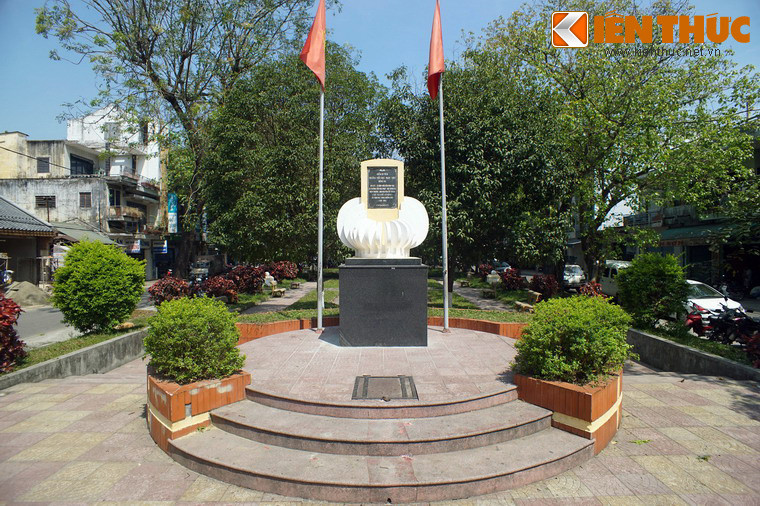 Trong thời gian học ở trường Đông Ba, cậu thiếu niên Nguyễn Tất Thành cùng bạn bè tìm hiểu và khám phá sự trái ngược giữa thực tế cuộc sống với những điều trong sách vở, đặc biệt là khẩu hiệu “Tự do - Bình đẳng - Bác ái” mà thực dân Pháp đang rao giảng.