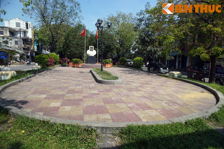 3. Phía cuối đường Phan Đăng Lưu, thuộc phường Phú Hòa, thành phố Huế có một công viên mang lịch sử đặc biệt. Hơn một thế kỷ trước, công viên này chính là nơi tọa lạc của trường Tiểu học Pháp - Việt Đông Ba, nơi Nguyễn Tất Thành - Bác Hồ thời trẻ - đã theo học những năm 1906 - 1908.