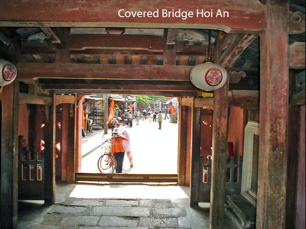 Từ trong Chùa Cầu nhìn ra phố. Ảnh: Cometosea.us.