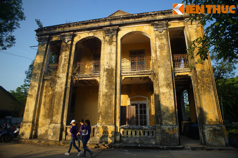 Đầu thế kỷ 20, Phủ Nội vụ được xây dựng lại theo kiến trúc châu Âu. Đến năm 1936, công trình thay đổi công năng, được dùng làm trụ sở của tuần binh, đơn vị bảo vệ Hoàng thành Huế.