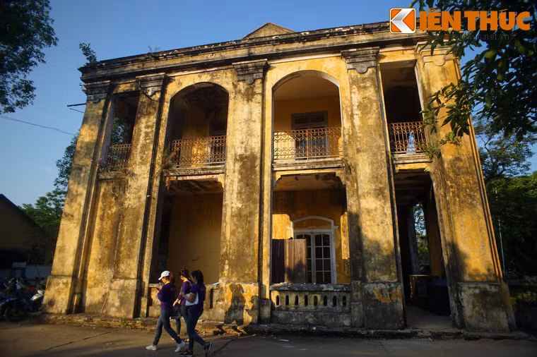 Đầu thế kỷ 20, Phủ Nội vụ được xây dựng lại theo kiến trúc châu Âu. Đến năm 1936, công trình thay đổi công năng, được dùng làm trụ sở của tuần binh, đơn vị bảo vệ Hoàng thành Huế.