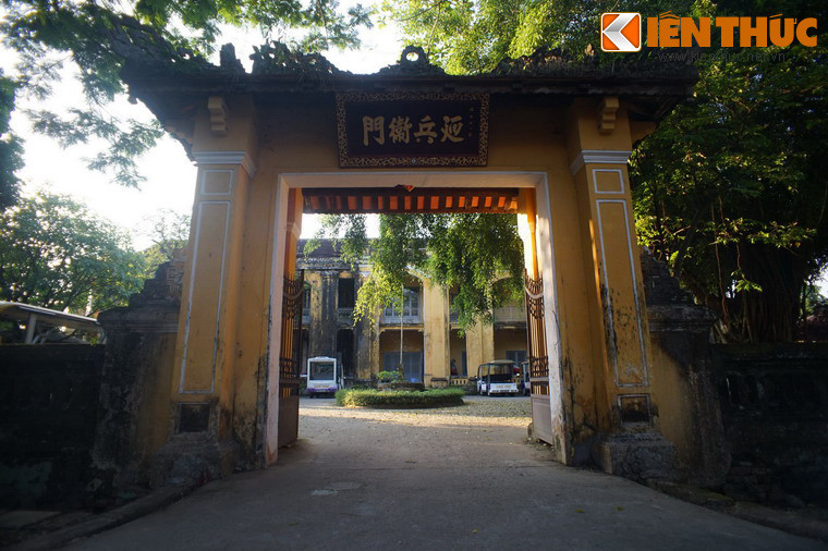 Nằm bên cửa Hiển Nhơn ở phía Đông Hoàng thành Huế, Phủ Nội vụ là một công trình có lịch sử khá đặc biệt của triều Nguyễn.