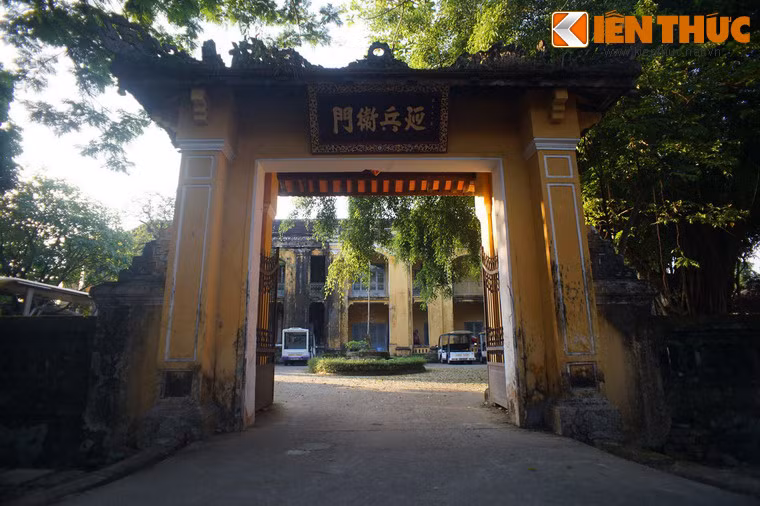 Nằm bên cửa Hiển Nhơn ở phía Đông Hoàng thành Huế, Phủ Nội vụ là một công trình có lịch sử khá đặc biệt của triều Nguyễn.