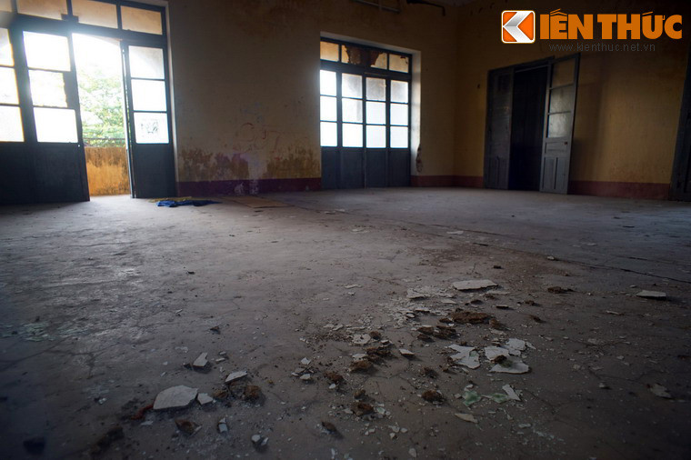 Không gian trống trải trong một căn phòng.