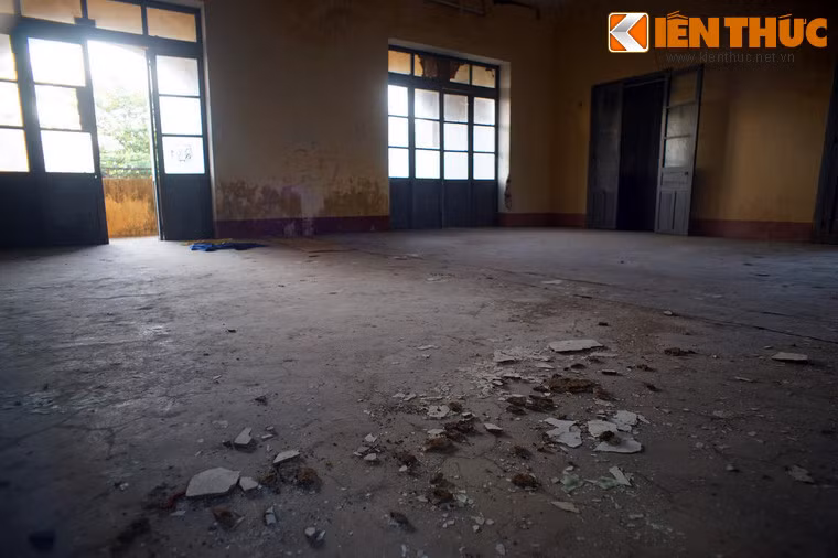 Không gian trống trải trong một căn phòng.