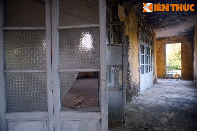 Khung cảnh hoang tàn khiến ít ai có thể hình dung đây từng là nơi cất trữ "kho báu" của nhà Nguyễn.