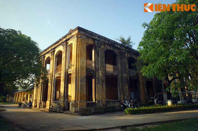 Phủ được xây dựng năm 1837 làm nơi chế tác và tàng trữ các bảo vật của triều đình như vàng ngọc châu báu, tơ lụa cùng các vật cống tiến. Do chức năng như vậy, Phủ Nội vụ được chia làm nhiều ty và cục thợ thủ công.