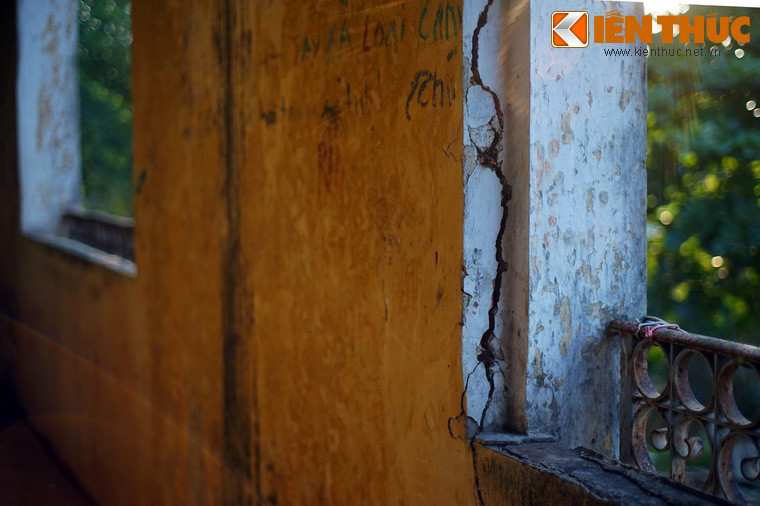 Có thể nhận ra dấu hiệu xuống cấp tại nhiều bộ phận của tòa nhà.