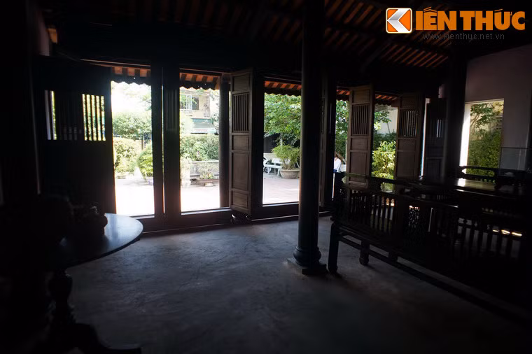 Mặt trước ngôi nhà là hệ thống cửa bản khoa “thượng song, hạ đố”.