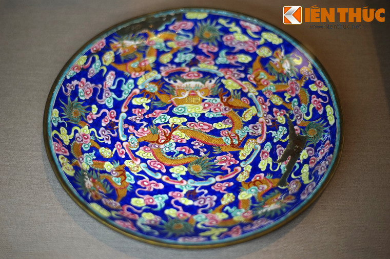 Để cảm nhận vẻ đẹp của đồ pháp lam Huế, du khách có thể ghé thăm Bảo tàng Cổ vật Cung đình Huế, nơi lưu giữ bộ sưu tập được xem là phong phú và giá trị nhất của nghệ thuật chế tác pháp lam triều Nguyễn. Ảnh: Đĩa pháp lam ngũ sắc trang trí Long vân, dùng đựng lễ phẩm tế tự cung đình thời Tự Đức.