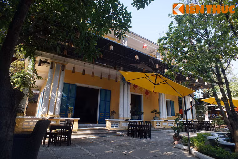 Hiện tại, tầng một của khu nhà được sử dụng làm nhà hàng phục vụ ẩm thực cung đình mang phong cách Huế.