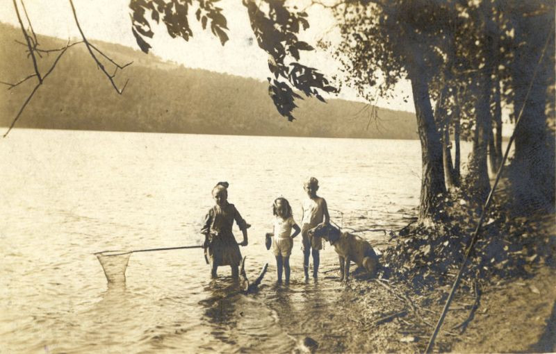 Trẻ em đi bắt tôm cá ở bờ sông vào mùa hè. Ảnh: Gt_hawk63.