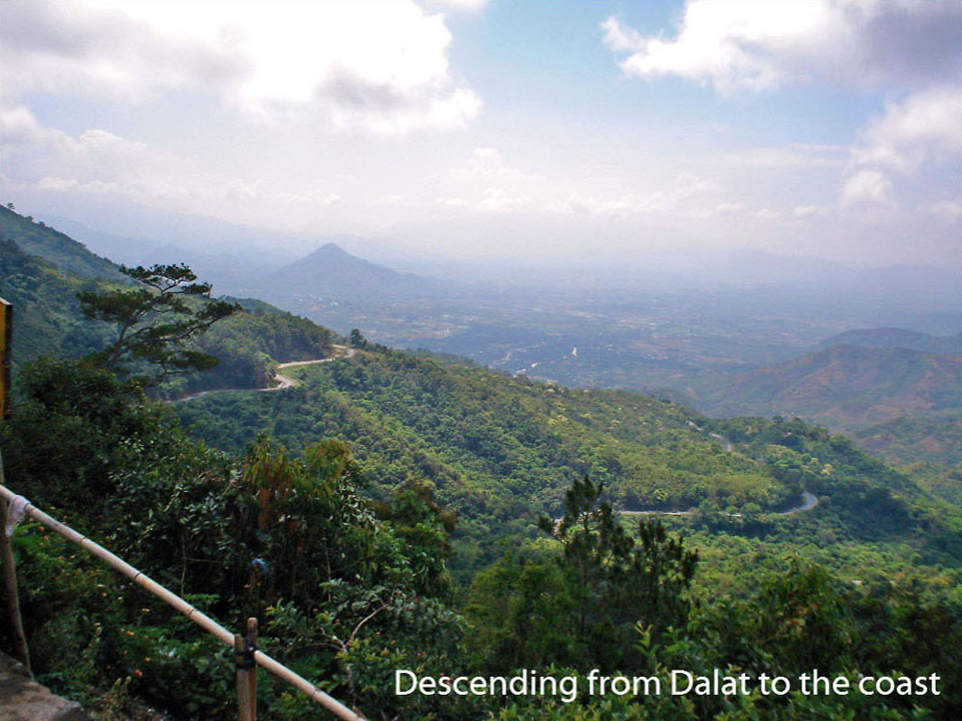 Khung cảnh trên đèo Ngoạn Mục, từ Đà Lạt đi xuống vùng ven biển Nam Trung Bộ, 2010. Ảnh: Cometosea.us.