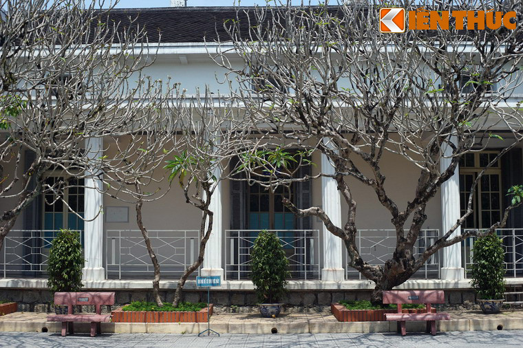 Một vụ việc gây tiếng vang lúc bấy giờ là vụ D'Elloy-Huỳnh Thúc Kháng. Khi đó, do bất mãn với các chính sách của Khâm sứ Trung Kỳ D'Elloy, cụ Huỳnh Thúc Kháng đã họp với các dân biểu, đồng thanh phản kháng, cho đăng trên các báo trong Nam, ngoài Bắc.