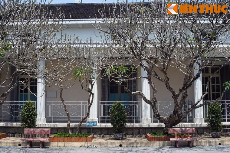 Một vụ việc gây tiếng vang lúc bấy giờ là vụ D'Elloy-Huỳnh Thúc Kháng. Khi đó, do bất mãn với các chính sách của Khâm sứ Trung Kỳ D'Elloy, cụ Huỳnh Thúc Kháng đã họp với các dân biểu, đồng thanh phản kháng, cho đăng trên các báo trong Nam, ngoài Bắc.