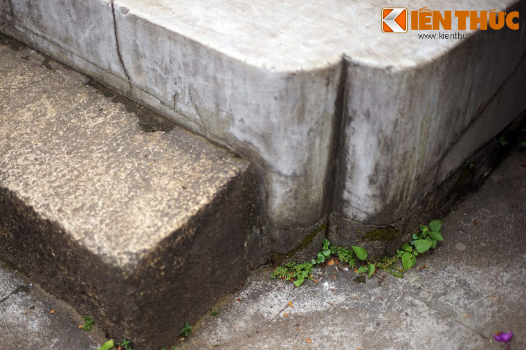 Cho đến những năm gần đây, các nhà sư trong chùa Thập Tháp và các vùng lân cận vẫn tập trung lại để hồi hướng cho những oan hồn ám vào hòn đá sớm siêu thoát.