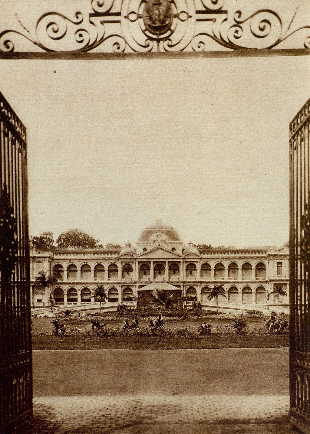 Dinh Norodom (sau này là Dinh Độc Lập và Hội trường Thống Nhất), nơi làm việc của Thống đốc Nam Kỳ ở Sài Gòn. Ảnh: Gallica.bnf.fr.