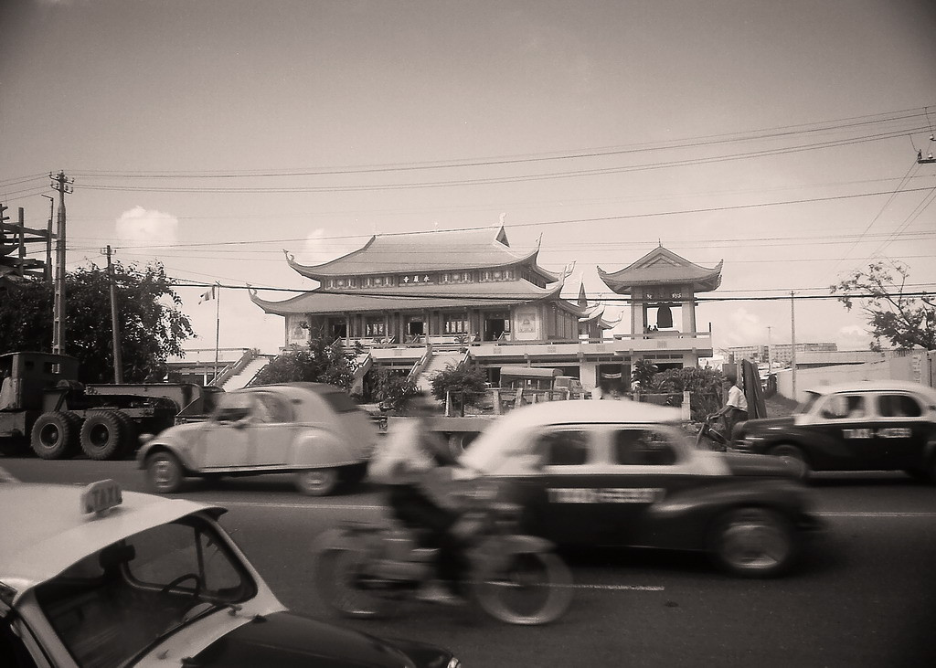 Chùa Vĩnh Nghiêm trên đường Công Lý (nay là đường Nam Kỳ Khởi Nghĩa). Ảnh: Carl Nielsen.