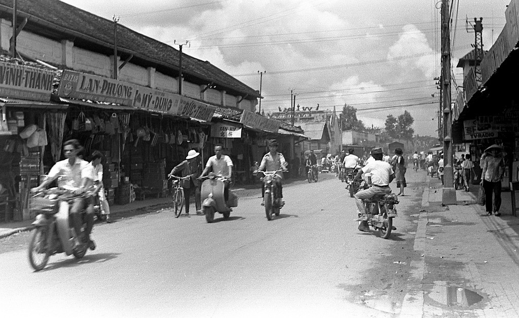 Bên ngoài một khu chợ. Ảnh: Carl Nielsen.
