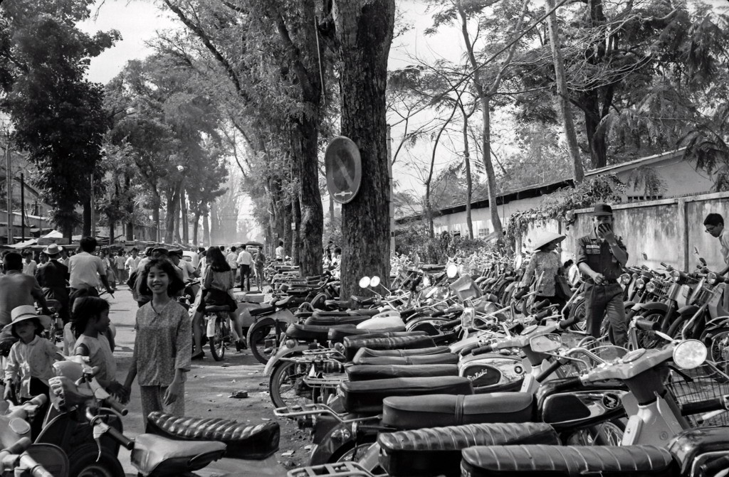 Bãi giữ xe máy trên vỉa hè Sài Gòn năm 1970. Ảnh: Carl Nielsen.