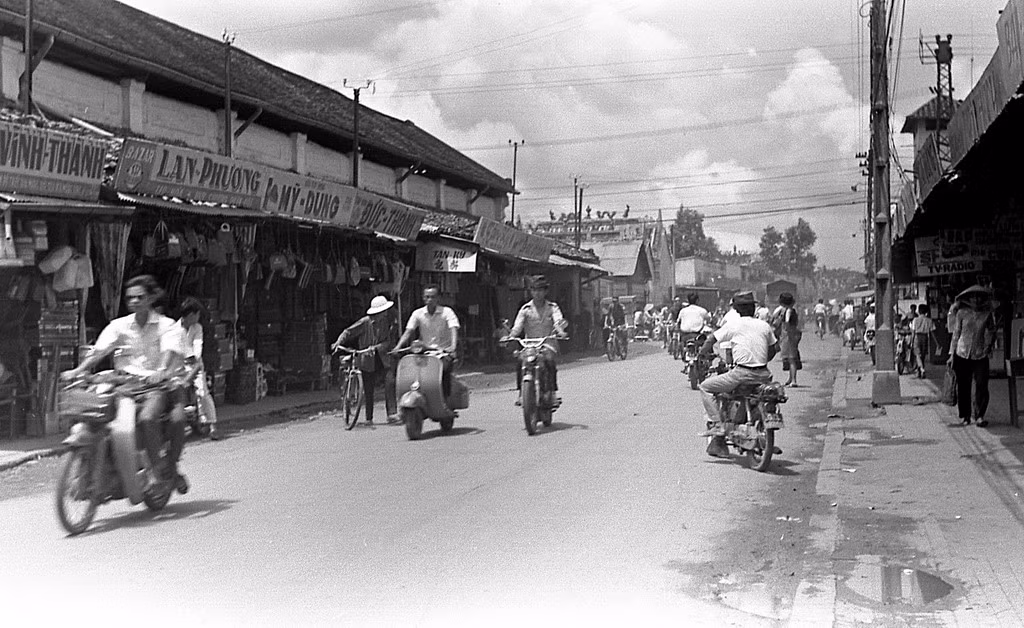 Bên ngoài một khu chợ. Ảnh: Carl Nielsen.