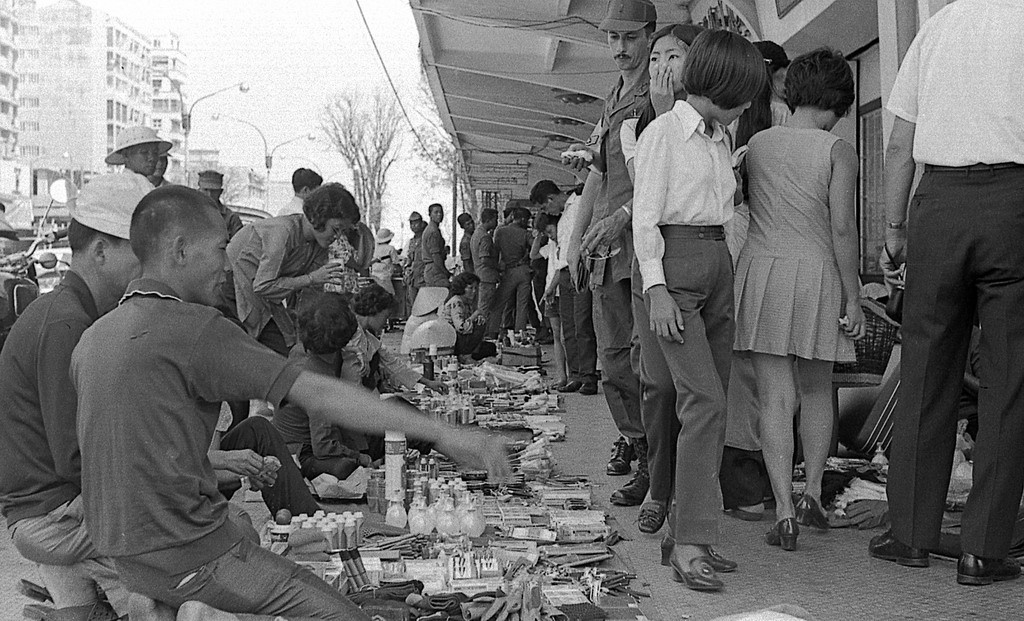 Khu "chợ đen" trên vỉa hè đại lộ Lê Lợi, bên ngoài Thương xá Tax. Ảnh: Carl Nielsen.