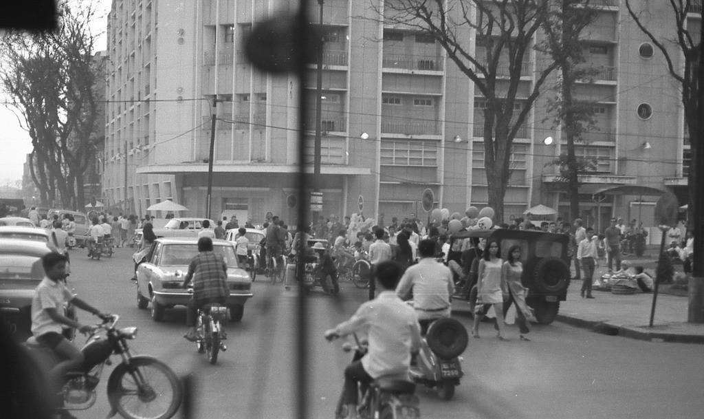 Khung cảnh nhộn nhịp tại khu vực Công trường Lam Sơn. Ảnh: Carl Nielsen.