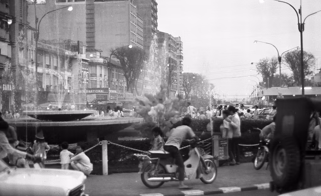 Đài phun nước ở vòng xoay giao lộ Nguyễn Huệ - Lê Lợi (vòng xoay Cây Liễu, nay đã trở thành một phần của phố đi bộ Nguyễn Huệ), Sài Gòn năm 1970. Ảnh: Carl Nielsen.