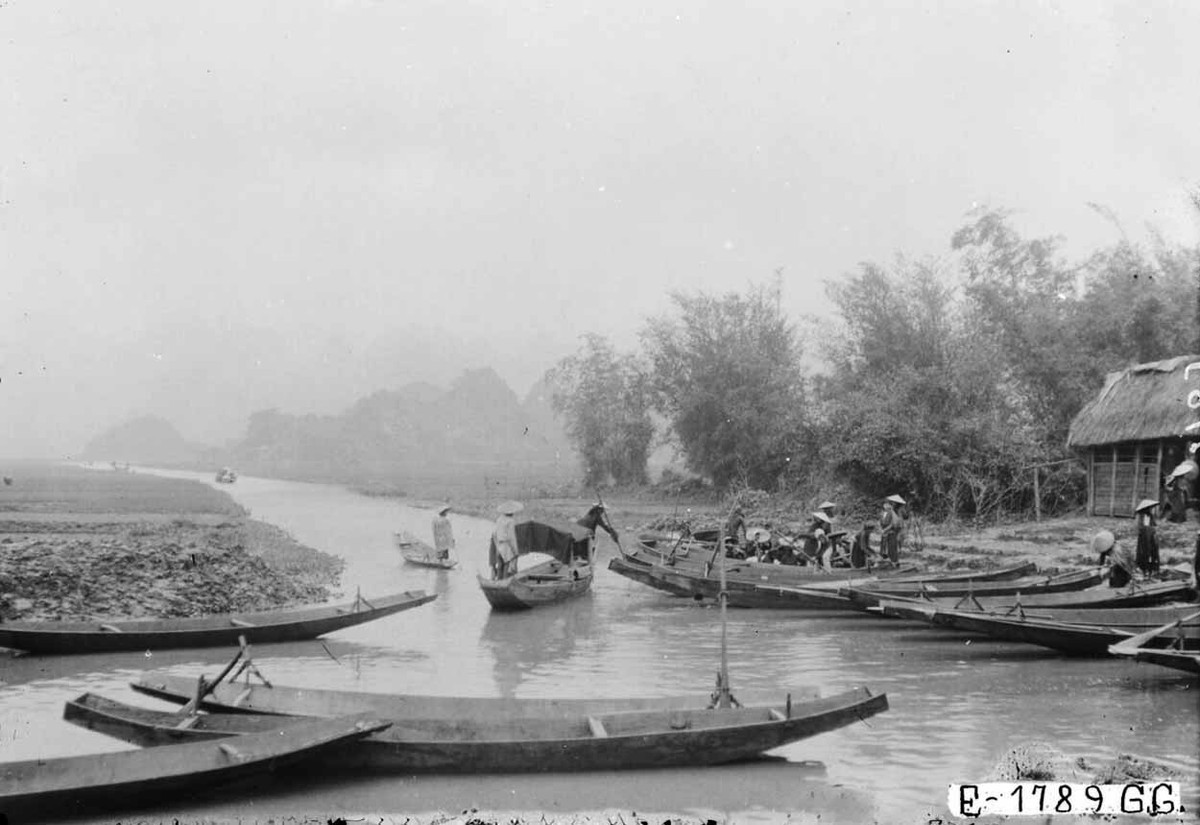 Từ bến Đục, những con đò xuôi dòng suối Yến đưa khách đi trảy hội chùa Hương. Ảnh tư liệu.