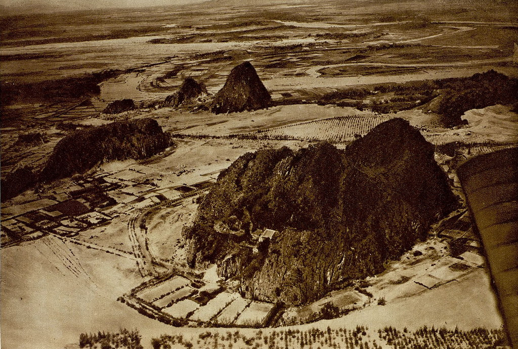 Toàn cảnh vùng núi Ngũ Hành Sơn ở Đà Nẵng thời thuộc địa. Ảnh: Gallica.bnf.fr.