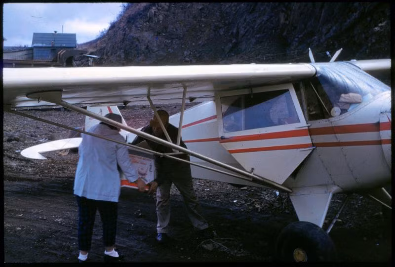 Vận chuyển rau bằng máy bay ở Sand Point, 1961. Ảnh: Kurt Clark Flickr.