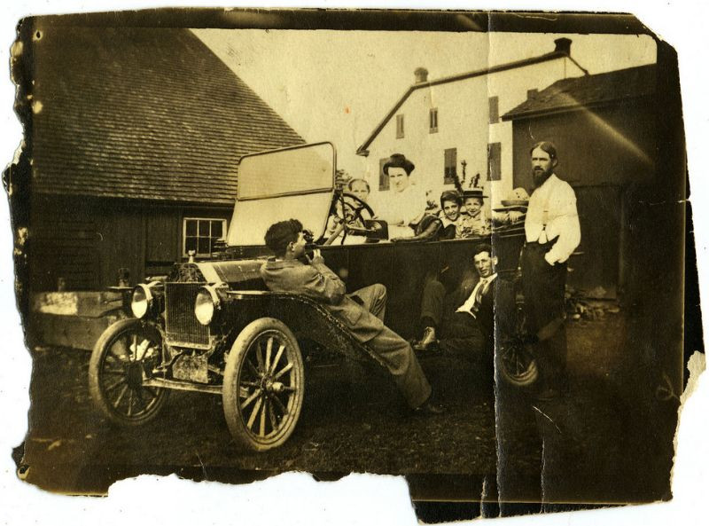 Đại gia đình và chiếc Ford Model T. Ảnh: Vintag.