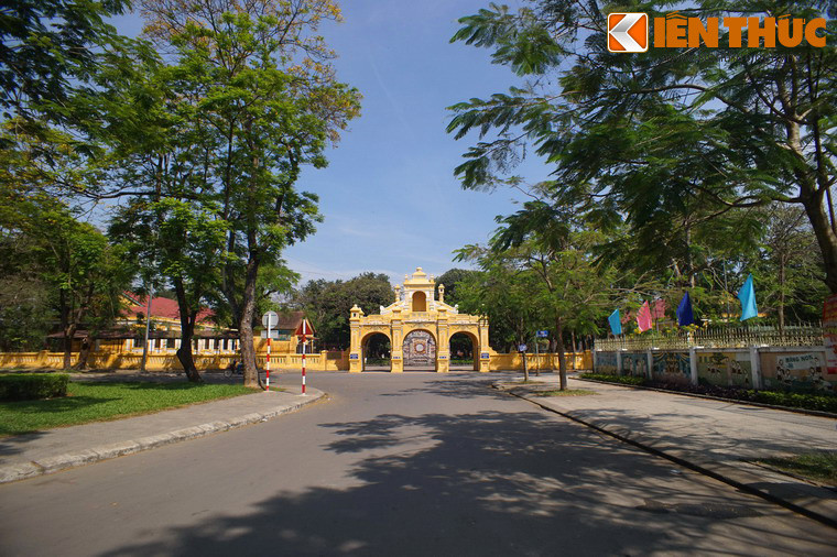 Nằm ở số 23 Tống Duy Tân, góc Đông Nam trong Kinh thành Huế, Viện Cơ Mật (còn gọi là Tam Tòa) là một công trình kiến trúc đặc sắc của Cố đô Huế.