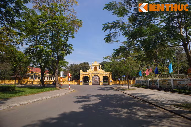 Nằm ở số 23 Tống Duy Tân, góc Đông Nam trong Kinh thành Huế, Viện Cơ Mật (còn gọi là Tam Tòa) là một công trình kiến trúc đặc sắc của Cố đô Huế.