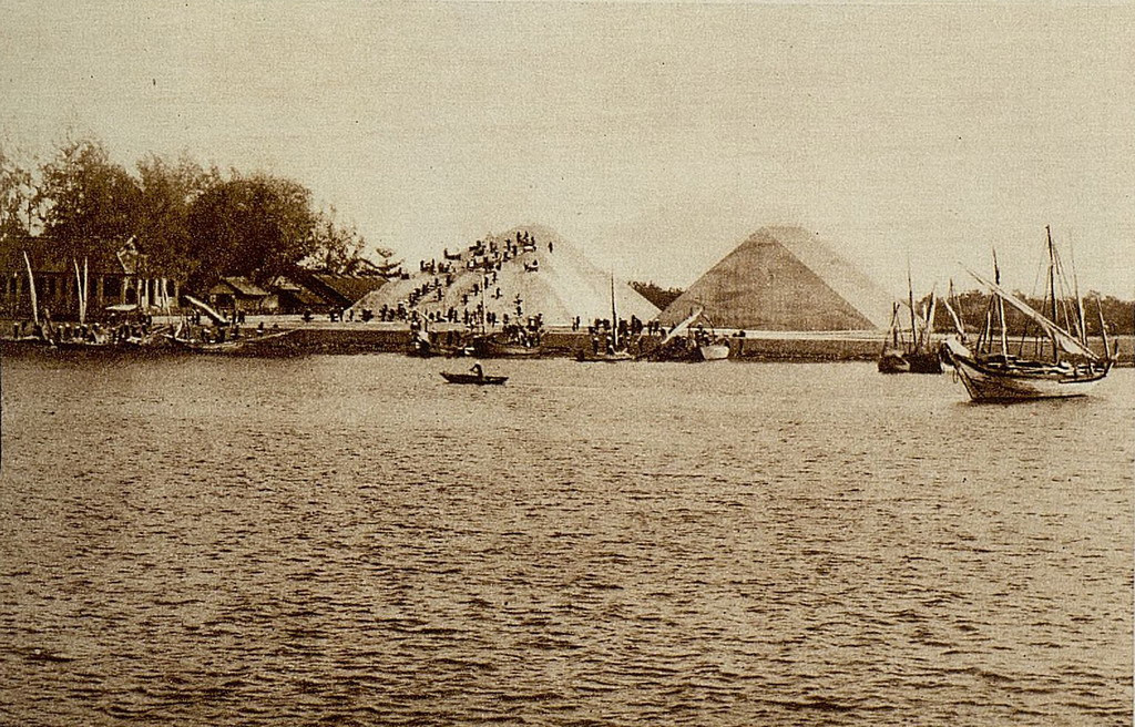 Muối được chất thành đống cao tại làng một nghề muối bên bờ biển tỉnh Bà Rịa. Ảnh: Gallica.bnf.fr.