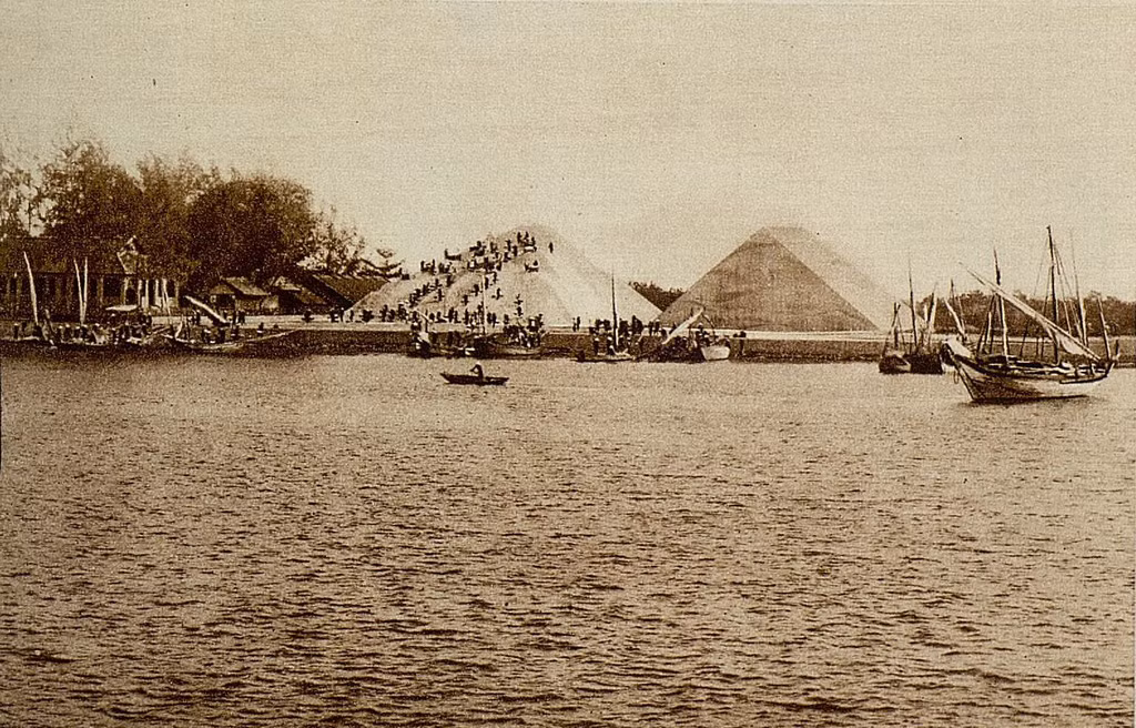 Muối được chất thành đống cao tại làng một nghề muối bên bờ biển tỉnh Bà Rịa. Ảnh: Gallica.bnf.fr.