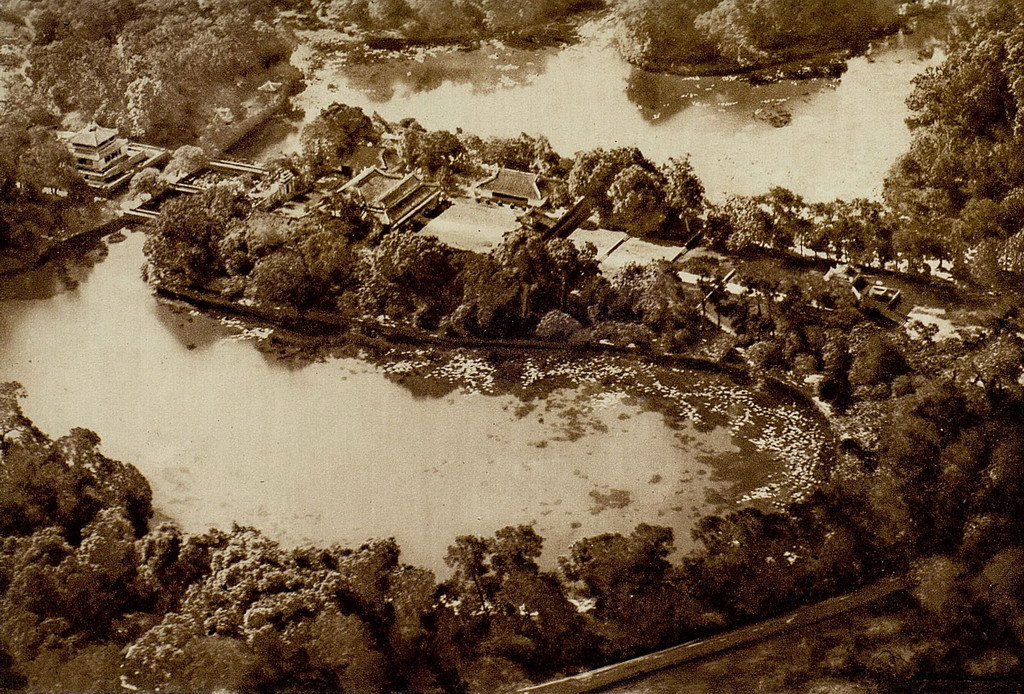 Toàn cảnh lăng vua Minh Mạng nhìn từ máy bay. Ảnh: Gallica.bnf.fr.