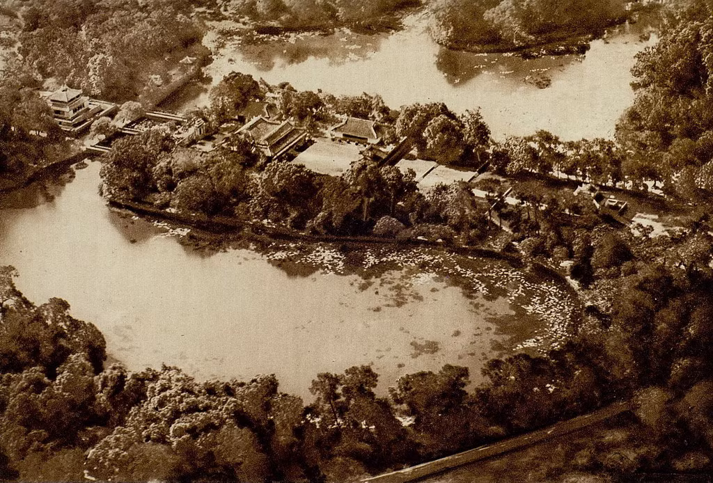 Toàn cảnh lăng vua Minh Mạng nhìn từ máy bay. Ảnh: Gallica.bnf.fr.