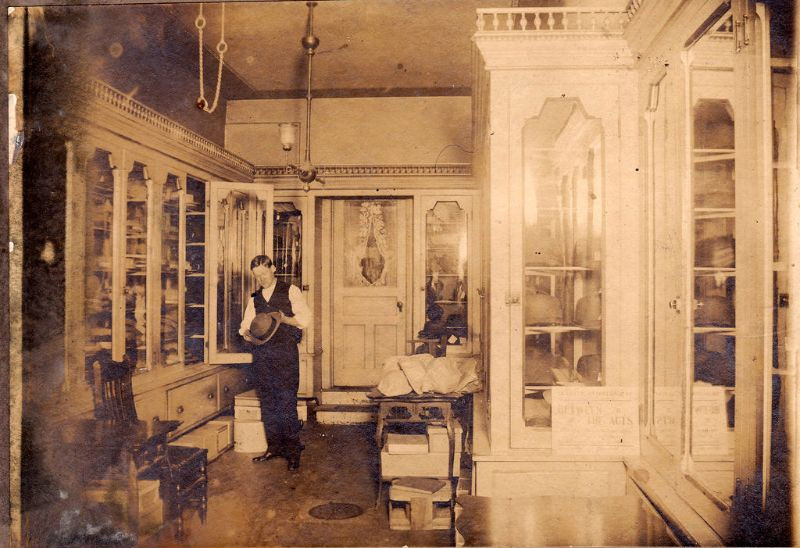 Trong một cửa hàng mũ. Ảnh: Vintag.