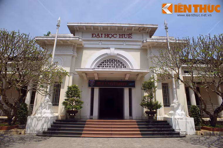 Tòa nhà mặt tiền của trường mang kiến trúc phương Tây cổ điển khá ấn tượng. Đây chính là trụ sở của Viện Dân biểu Trung Kỳ xưa.